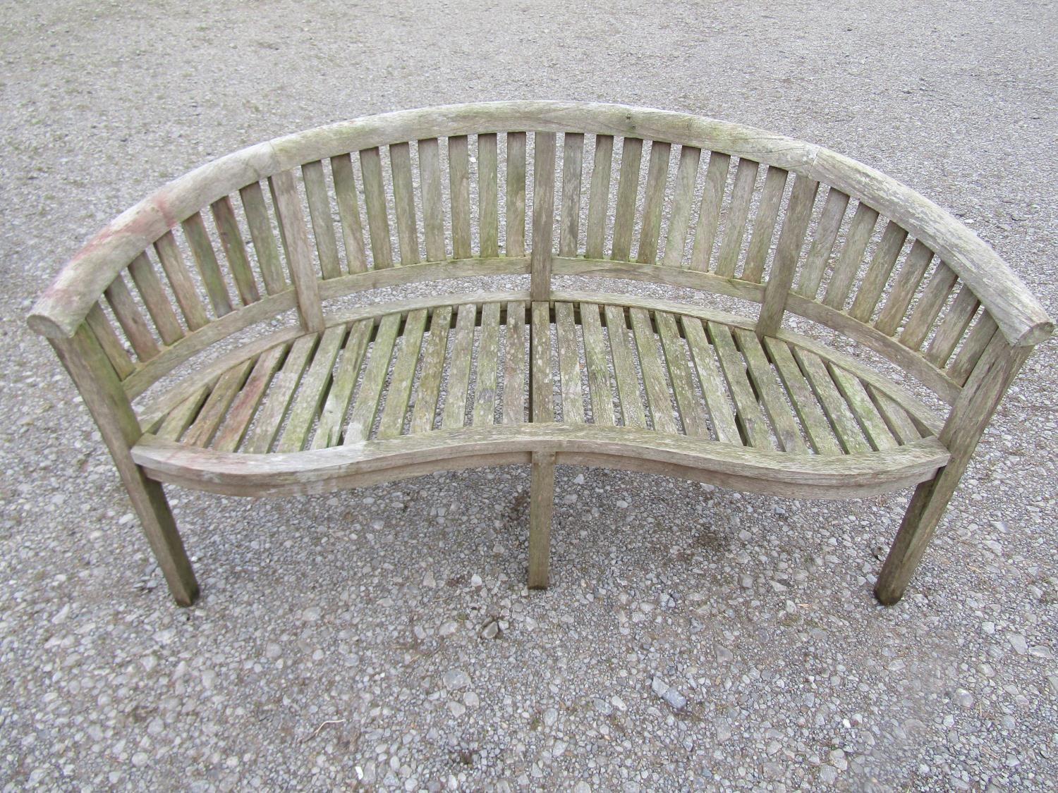 A pair of weathered teak banana shaped garden benches with loose seat cushions, 160 cm wide - Image 4 of 5
