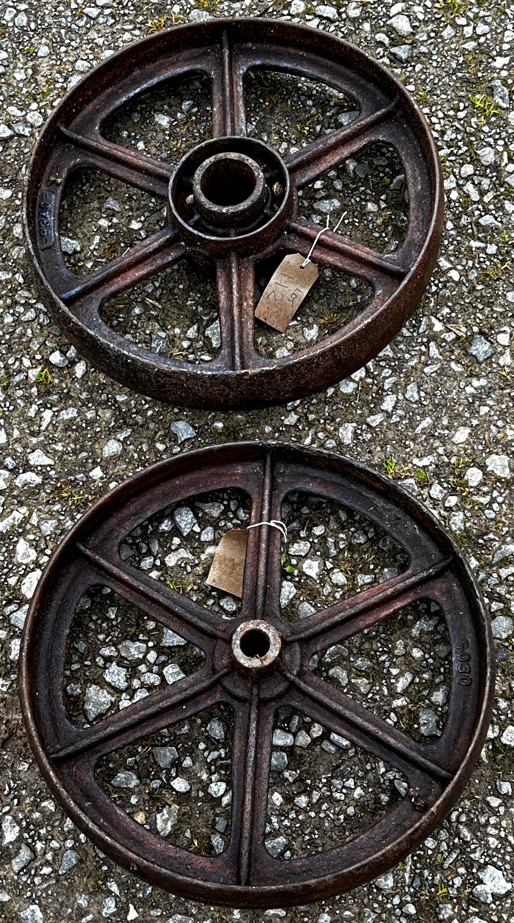 A pair of vintage cast iron implement wheels stamped with numbers 9340, 44 cm diameter - Image 2 of 4