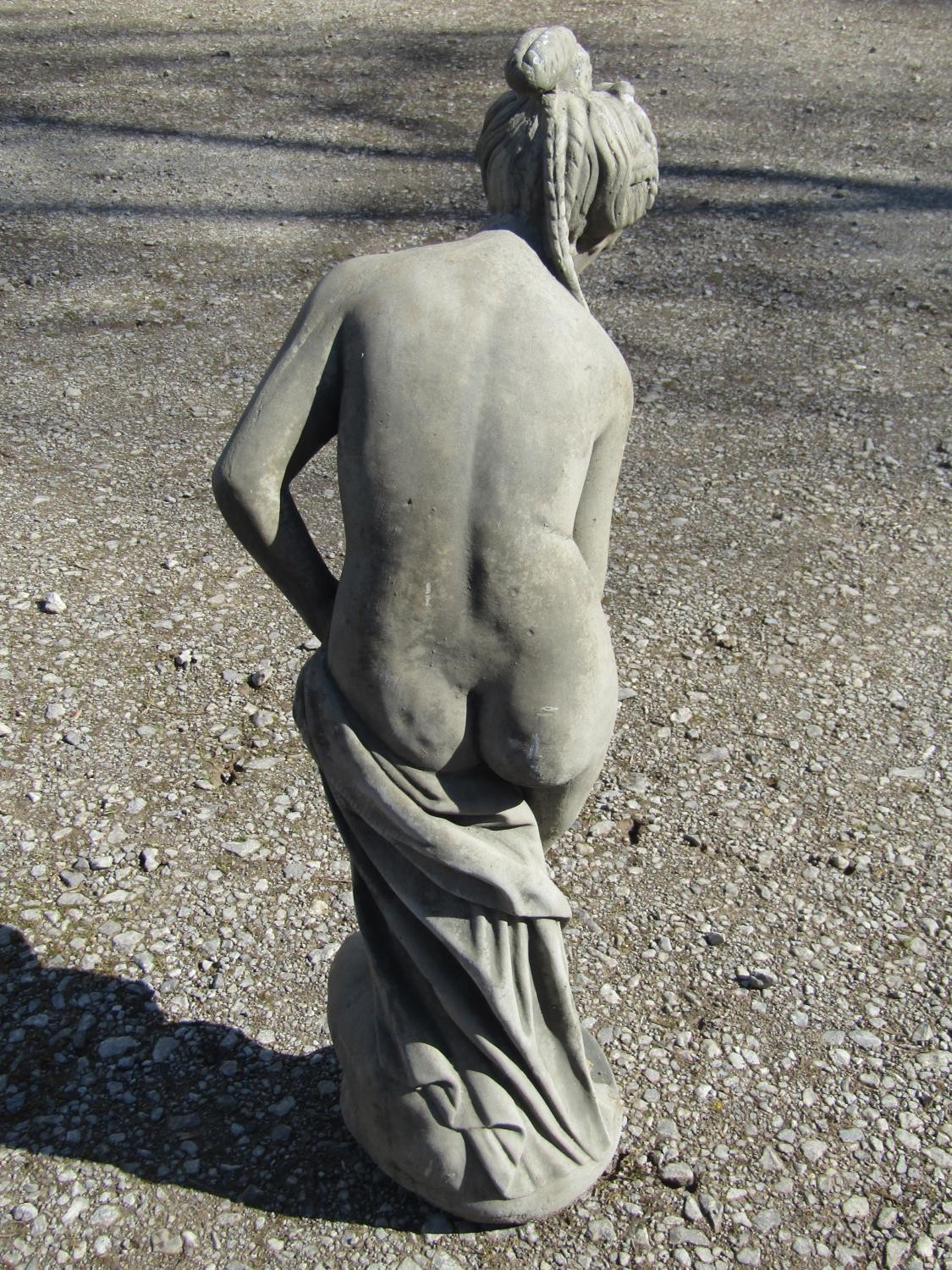 A cast composition stone garden ornament in the form a classical maiden 105 cm high - Image 4 of 5