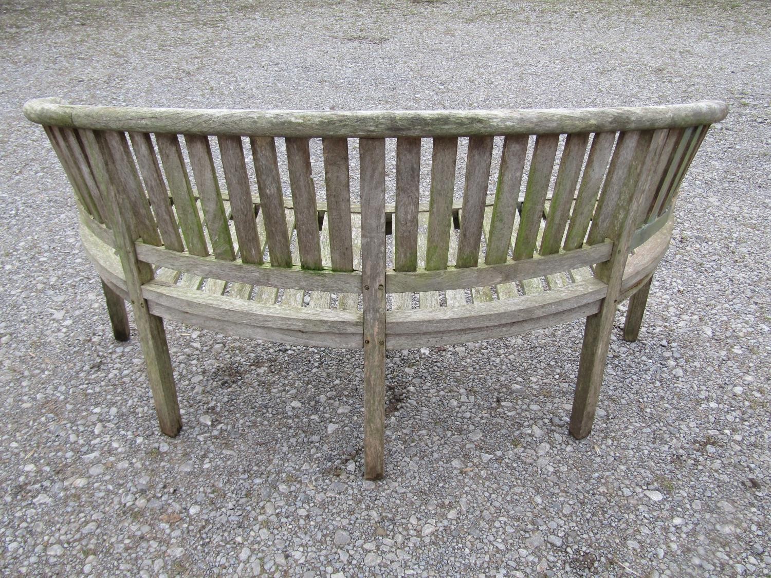 A pair of weathered teak banana shaped garden benches with loose seat cushions, 160 cm wide - Image 5 of 5