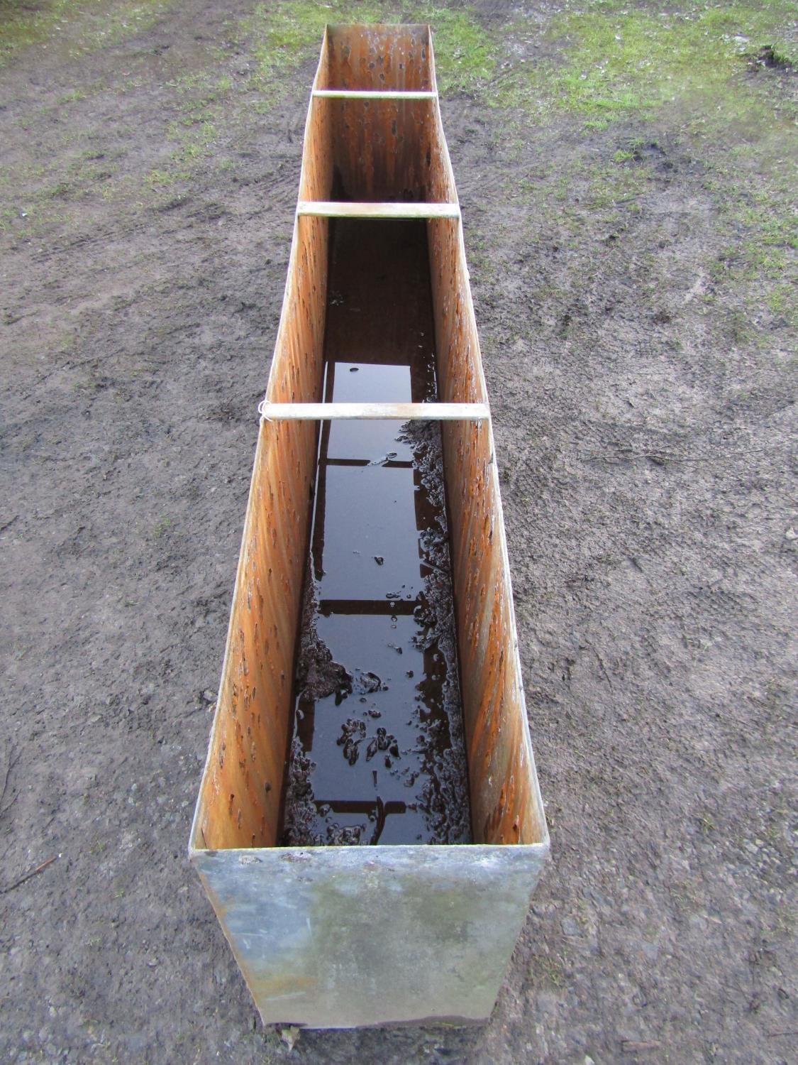 An unusual heavy gauge narrow rectangular water tank/trough with three rung divisions and tap to one - Image 3 of 6