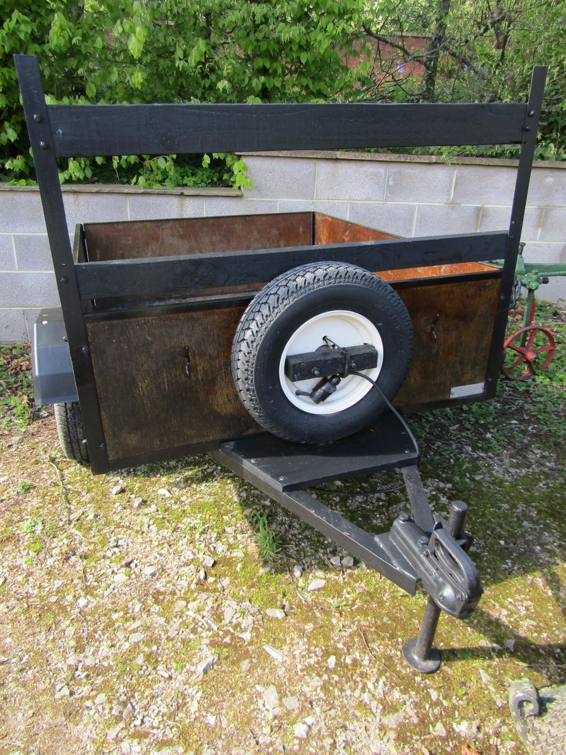 A two wheel car trailer with wooden body and steel framework, the main bed 154 x 123cm, 42cm high - Image 5 of 5