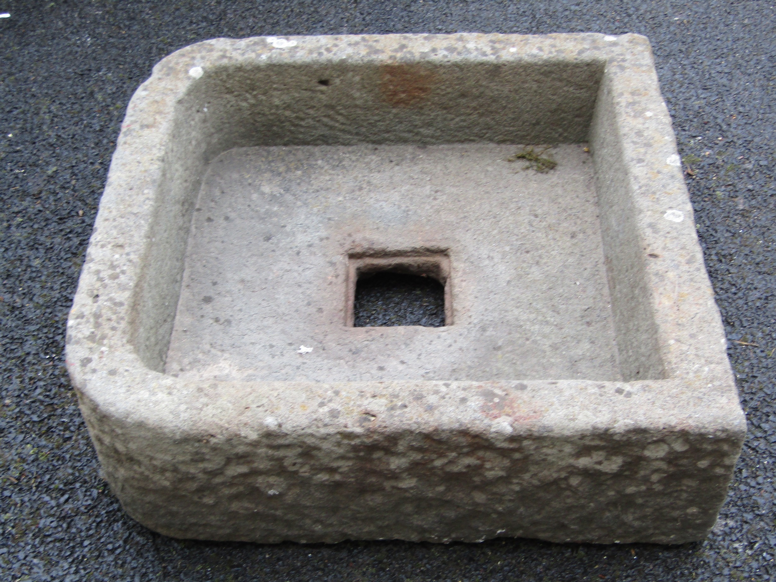 A weathered carved natural stone sink/trough with rounded front corners 17 cm high x 54 cm square - Image 2 of 4