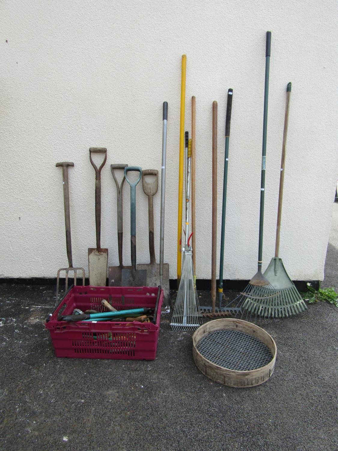 A quantity of vintage and later long and short handled gardening related tools, a circular sieve and