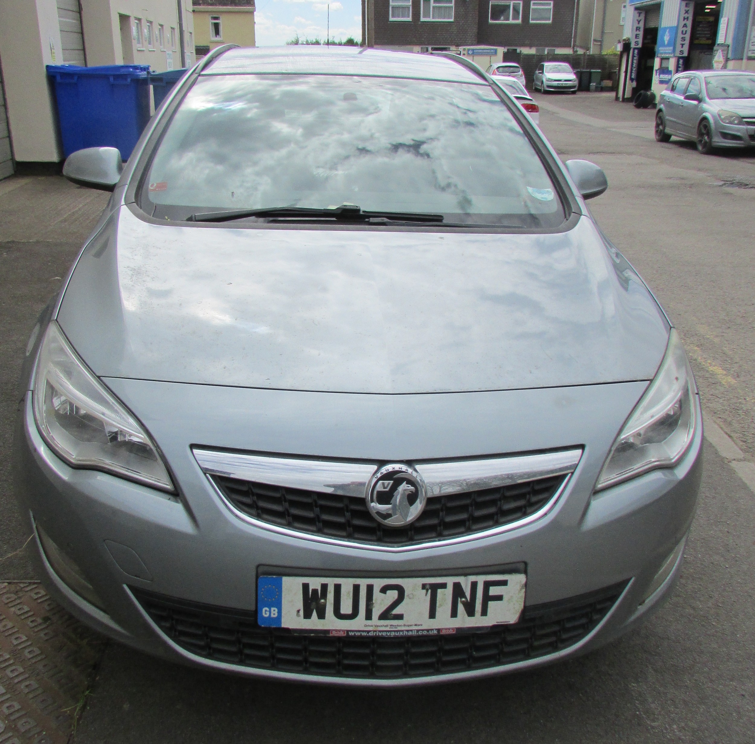 Astra 1.6 Exclusive Estate, petrol, 1598cc, silver, WU12 TNF, manual, first reg. March 2012, same