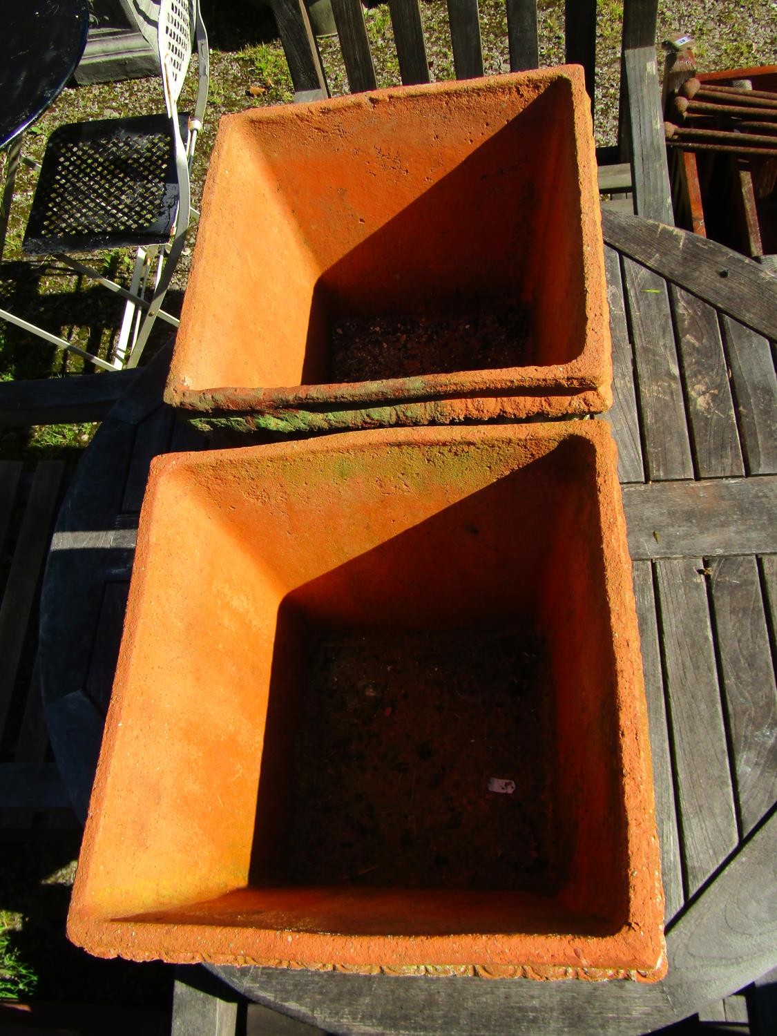 A pair of weathered terracotta square tapered and reeded planters, 30 cm high x 38 cm square - Image 4 of 6