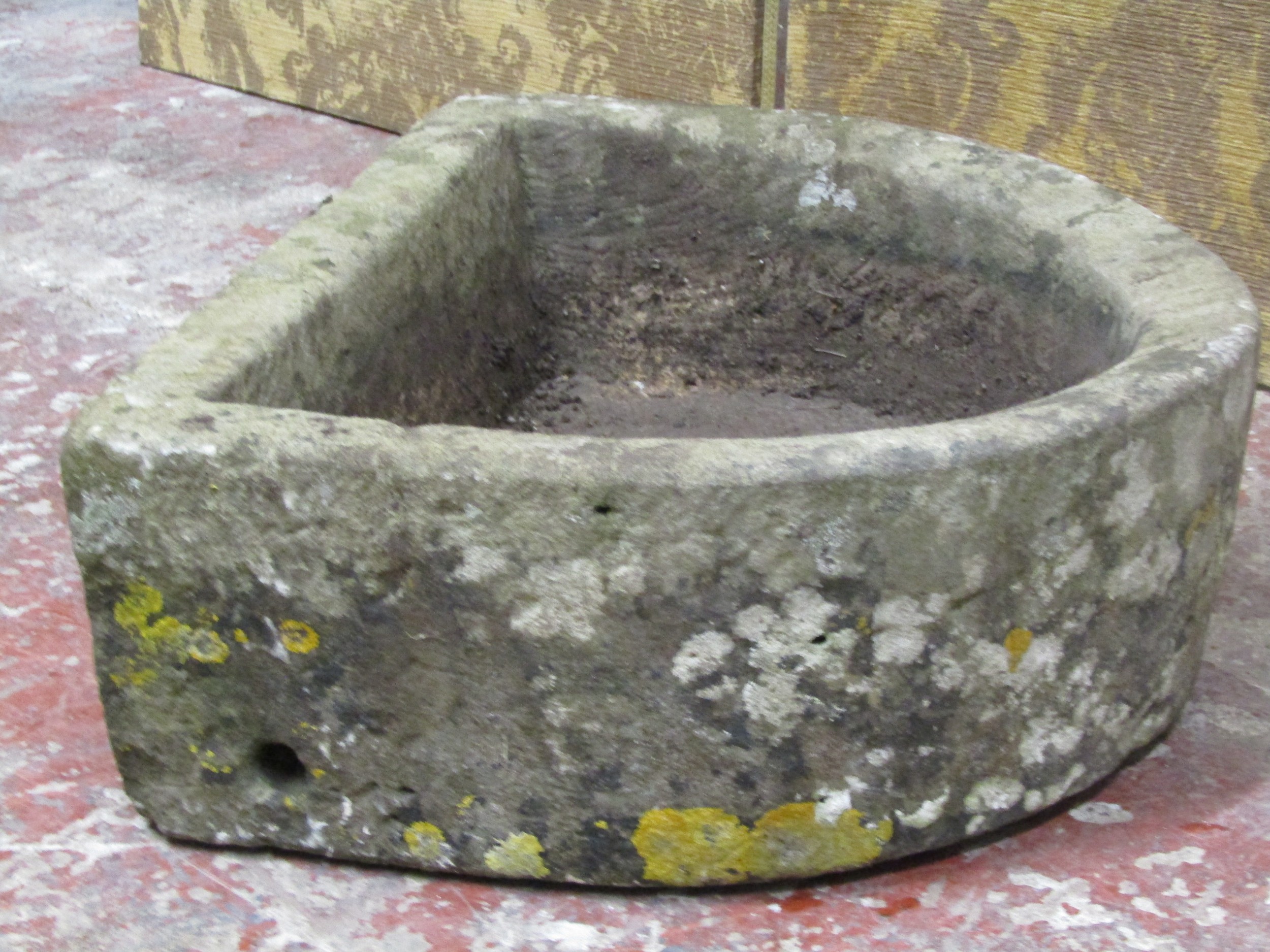 A weathered D shaped natural stone trough with drainage hole - Image 6 of 6