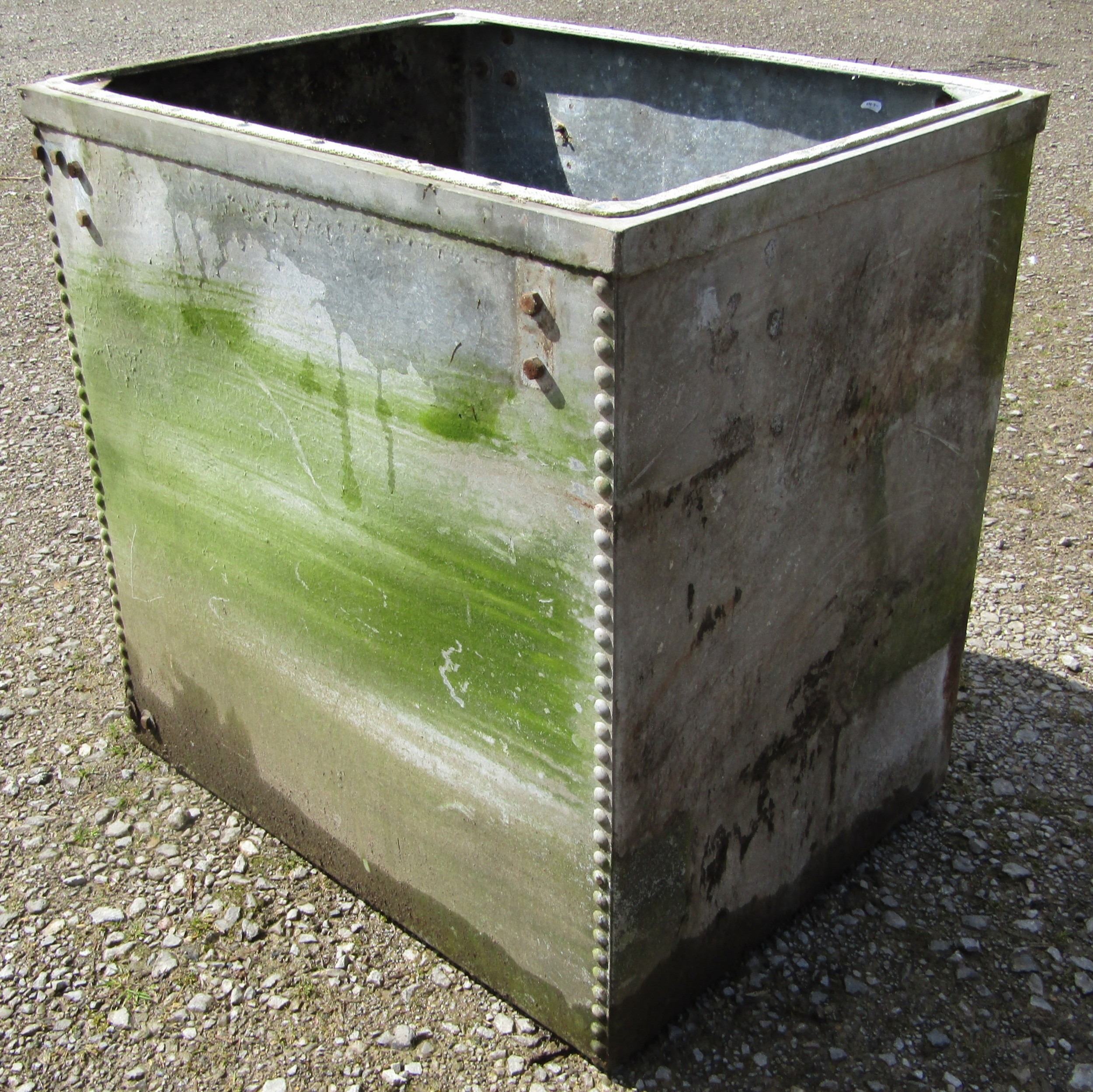 A vintage heavy gauge galvanised steel tank of rectangular form with pop riveted seams, 92 cm high x - Image 3 of 4