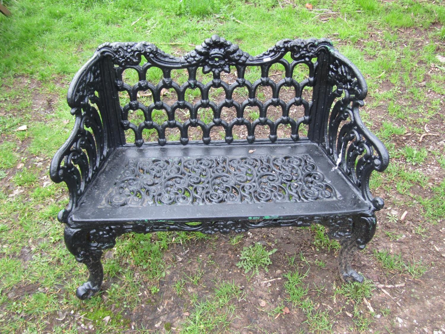 A good quality heavy gauge cast iron two seat garden bench with shaped outline and decorative - Image 2 of 6