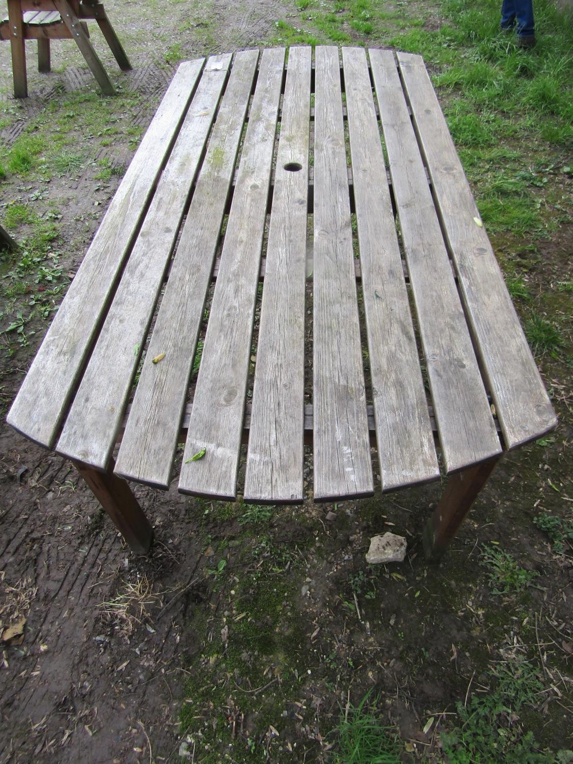 A contemporary weathered soft wood garden terrace suite comprising table with rectangular slatted - Image 6 of 6