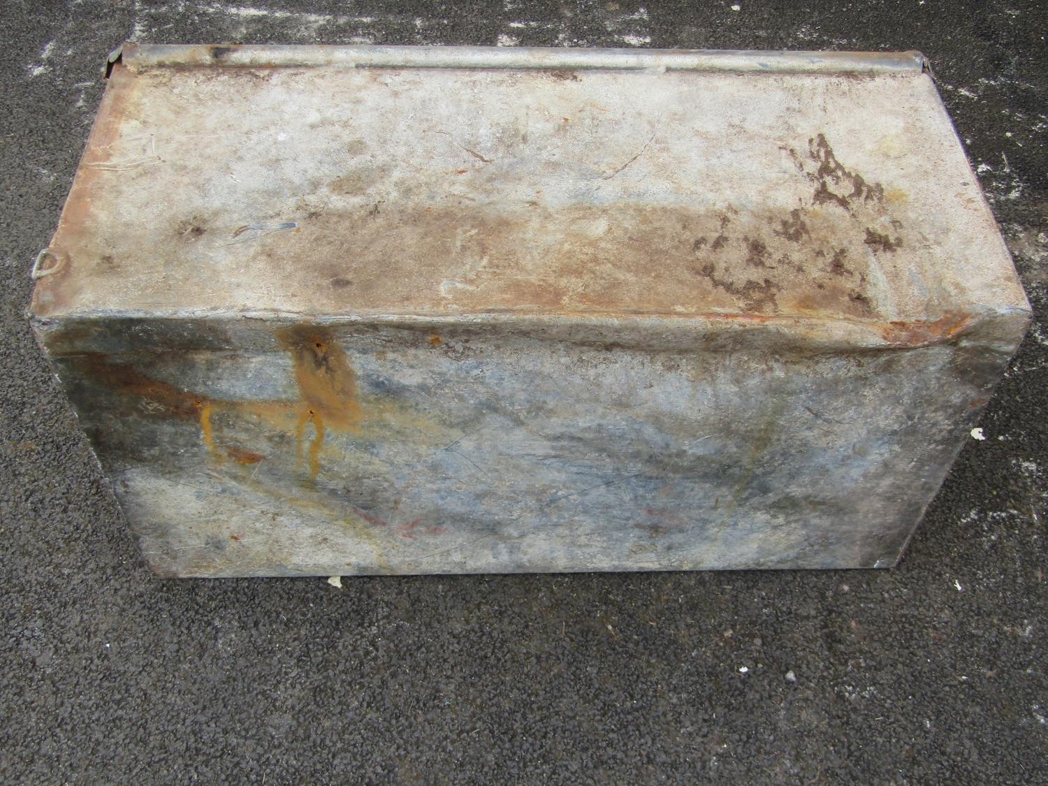 A rectangular galvanised steel water trough with rounded rim with simple bar division 40 cm high x - Image 4 of 4