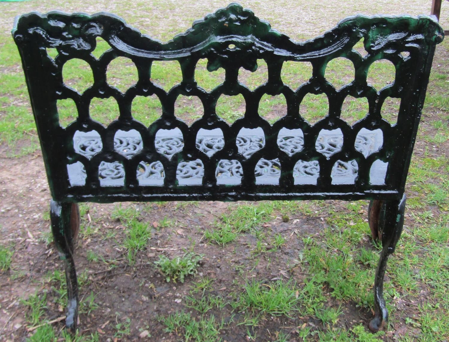 A good quality heavy gauge cast iron two seat garden bench with shaped outline and decorative - Image 3 of 6