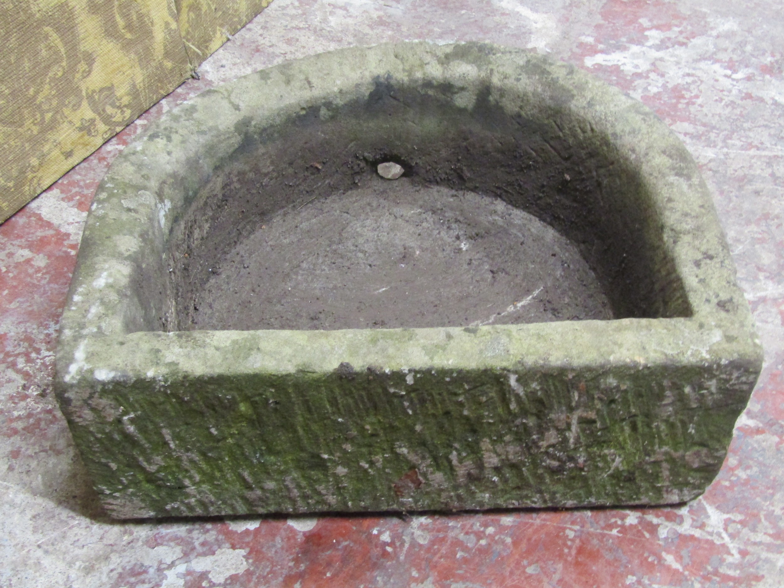 A weathered D shaped natural stone trough with drainage hole - Image 5 of 6