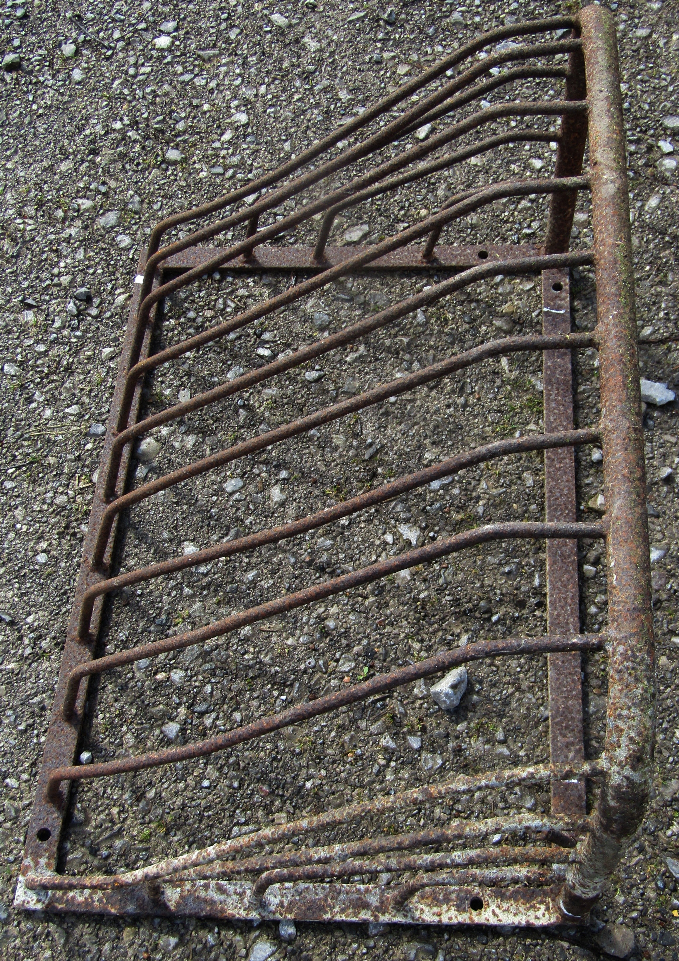 Two vintage iron wall mounted stable mangers of varying size, the largest 61 cm high x 92 cm wide - Image 7 of 7