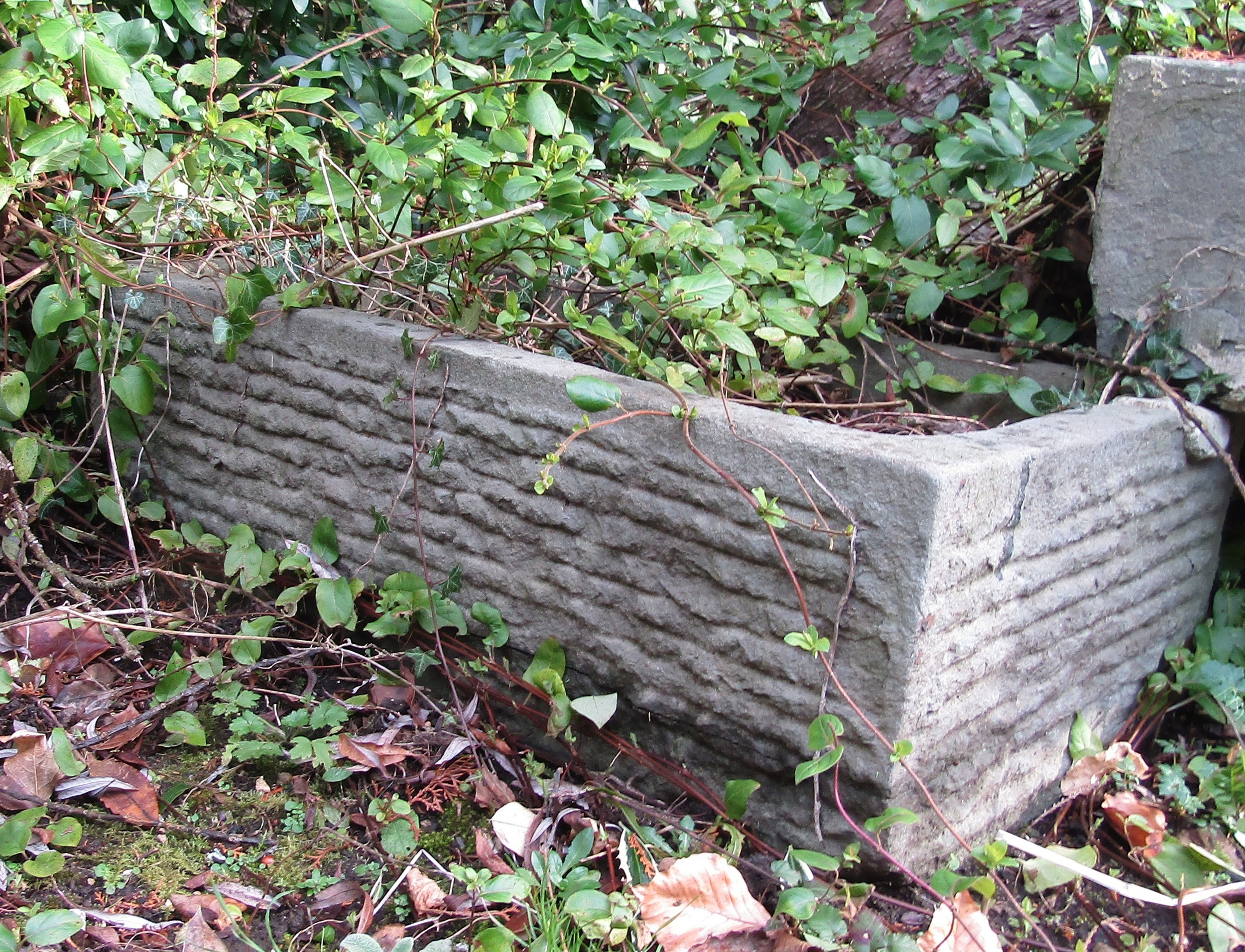 A local stone trough with carved detail, 90 cm x 45 cm x 25 cm high (af) - Image 2 of 2