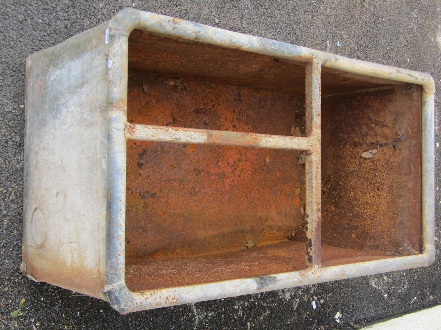 A rectangular galvanised steel water trough with rounded rim with simple bar division 40 cm high x - Image 3 of 4