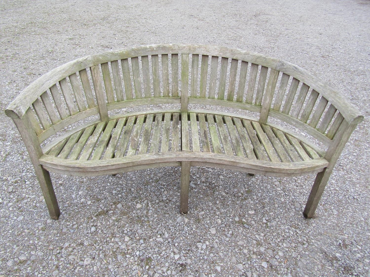 A pair of weathered teak banana shaped garden benches with loose seat cushions, 160 cm wide - Image 2 of 5
