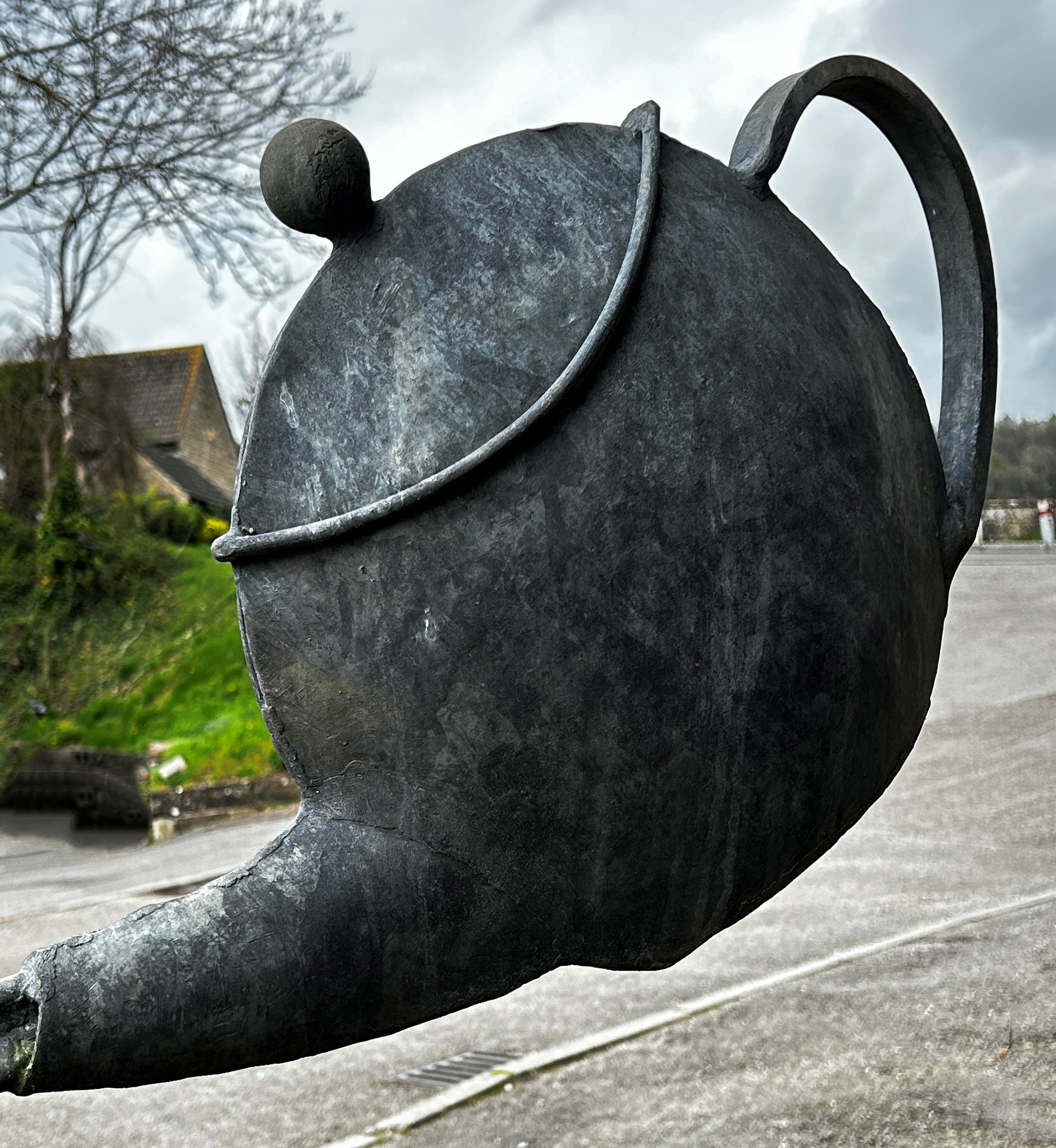 Garden sculpture, teapot and teacup - Image 3 of 4