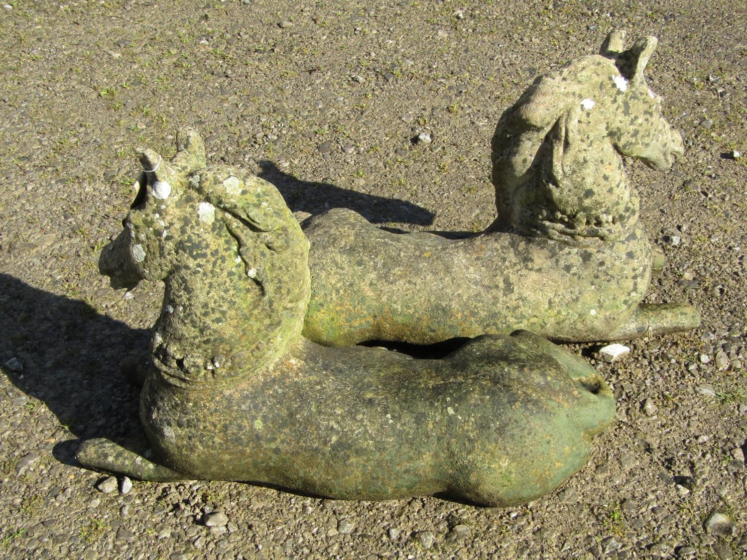 A pair of weathered cast composition stone terrace or pier ornaments in the form of recumbent - Bild 2 aus 4