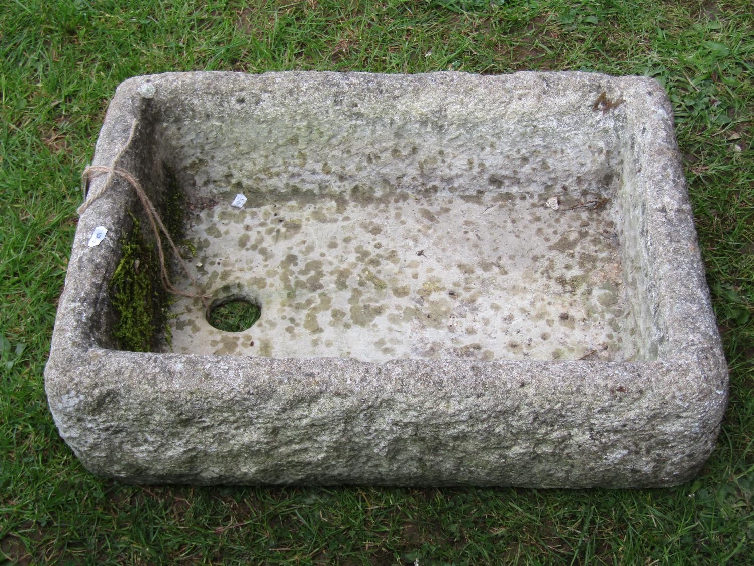 A shallow weathered cast composition stone trough/sink of rectangular form 17 cm high x 60 cm x 45 - Image 4 of 4