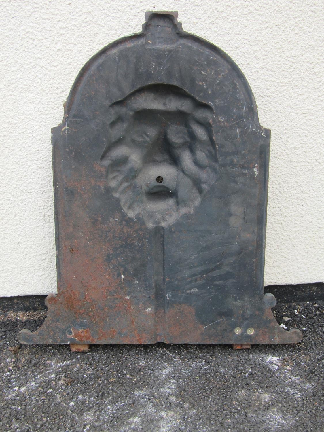 A cast iron fountain head the arched plate with lions mask detail flanked by reeded columns and C - Image 2 of 2