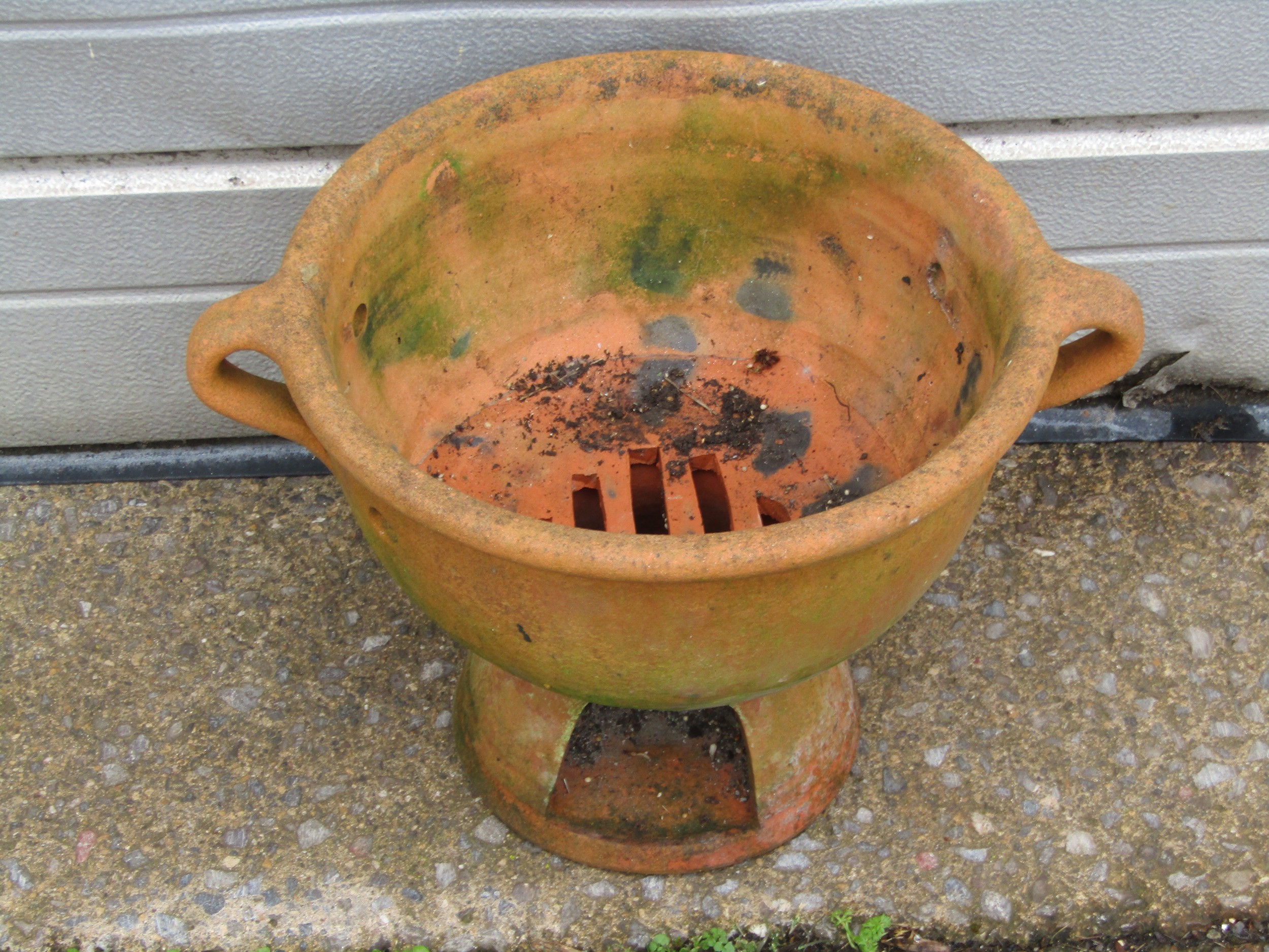 A quantity of weathered terracotta flower pots and planters of varying size and design including a - Image 3 of 4
