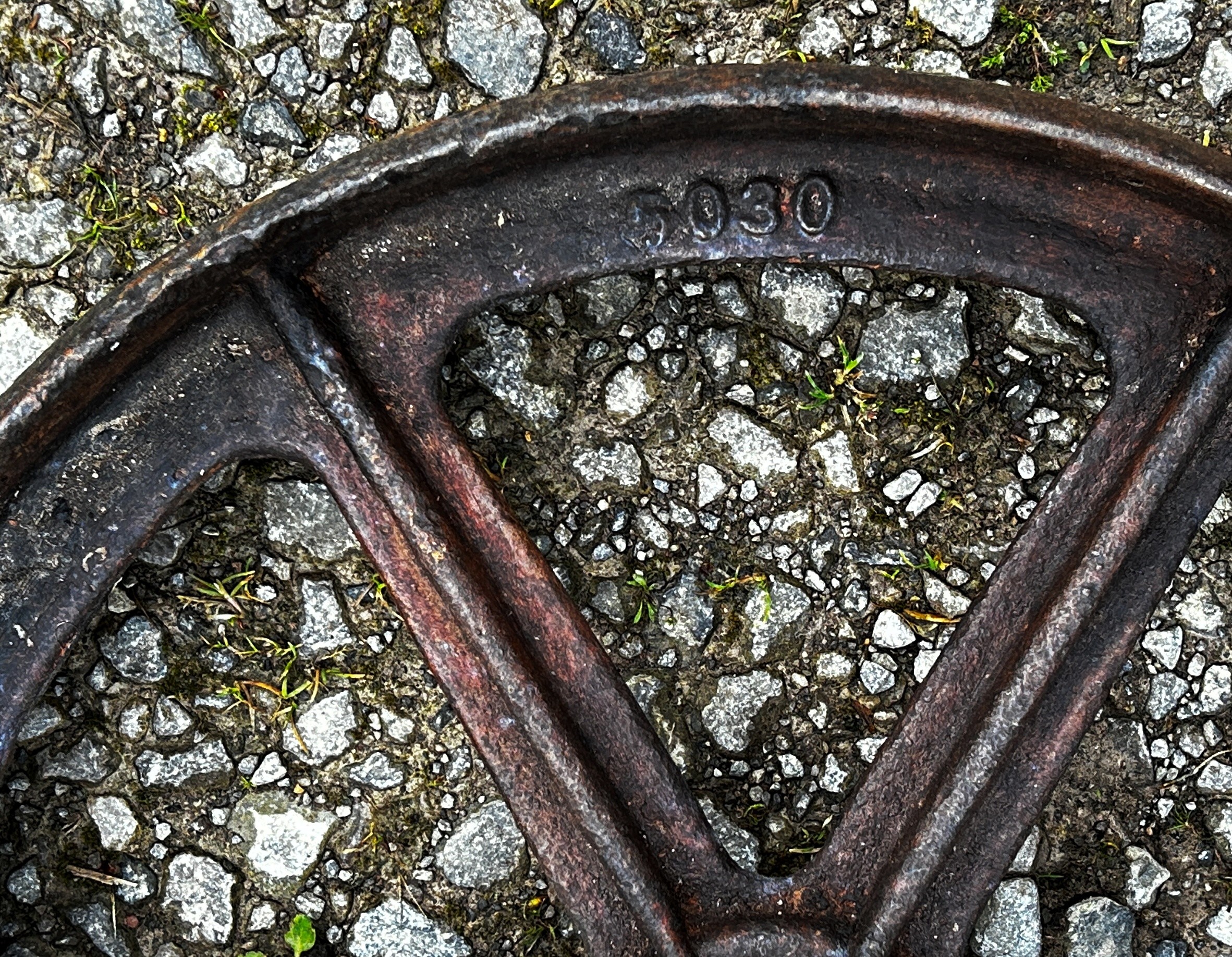 A pair of vintage cast iron implement wheels stamped with numbers 9340, 44 cm diameter - Image 3 of 4
