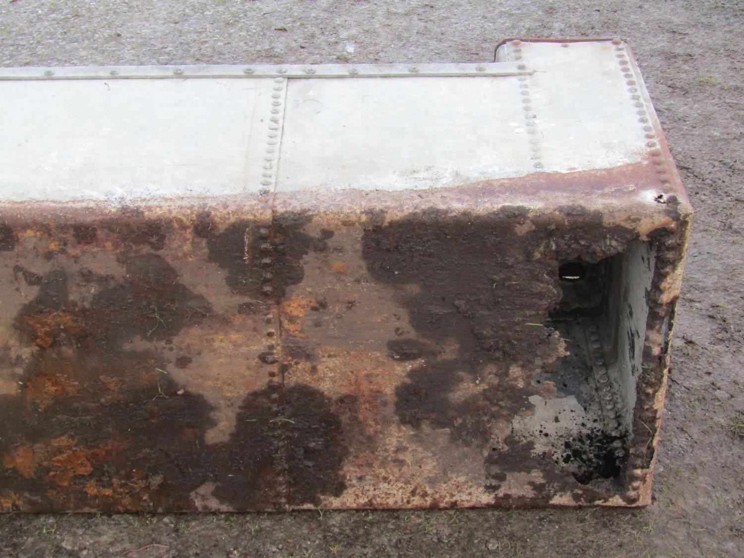 A vintage heavy gauge galvanised steel field water trough with pop riveted seams (af), 58 cm (full - Image 6 of 6