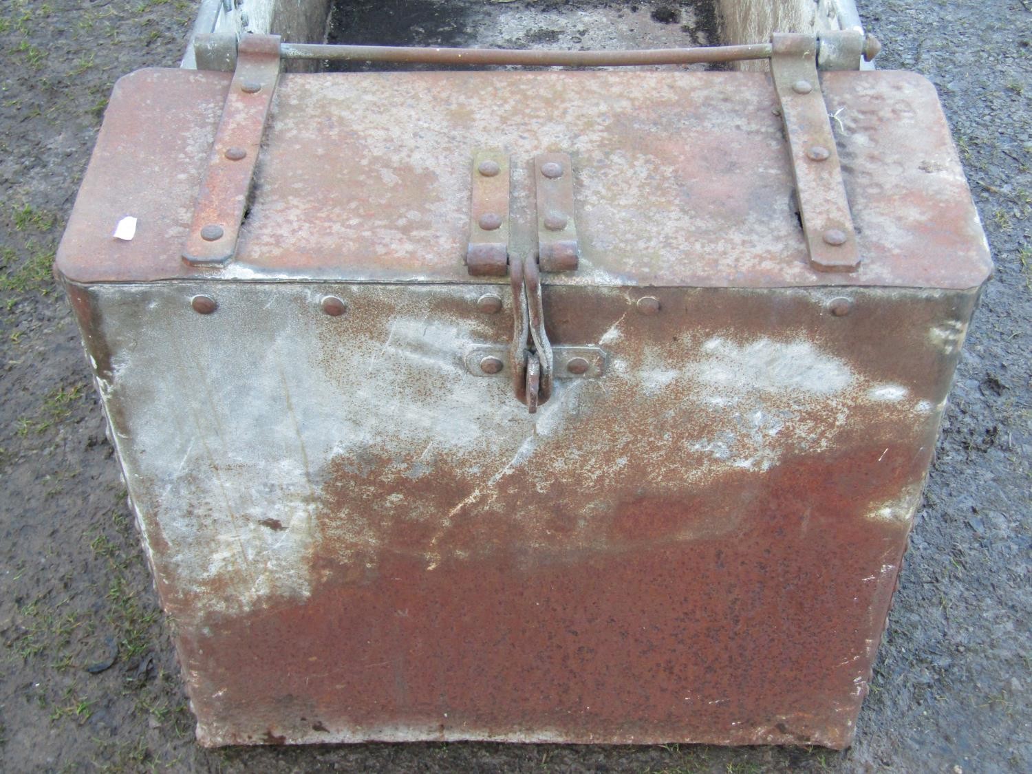 A vintage heavy gauge galvanised steel field water trough with pop riveted seams (af), 58 cm (full - Image 5 of 6