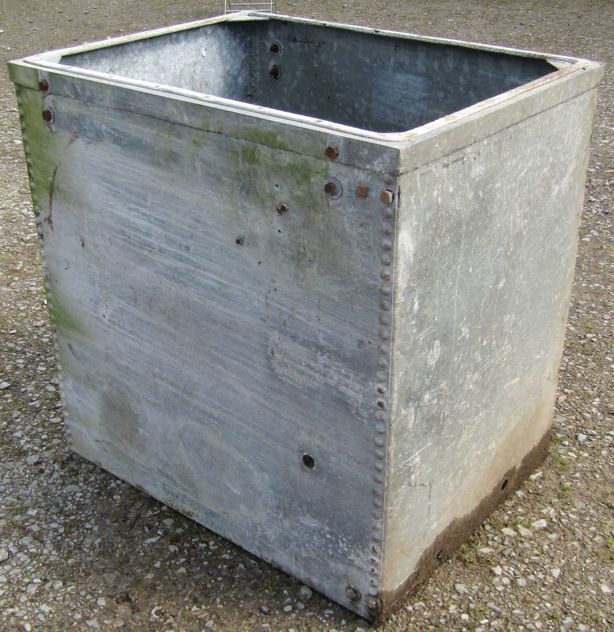 A vintage heavy gauge galvanised steel tank of rectangular form with pop riveted seams, 92 cm high x - Image 2 of 4