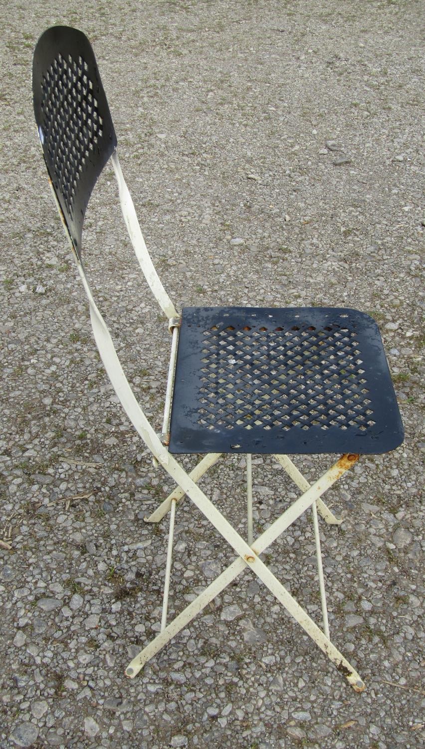 A painted folding steel three piece Bistro set with lattice detail, the table 77cm diameter (af) - Image 4 of 8