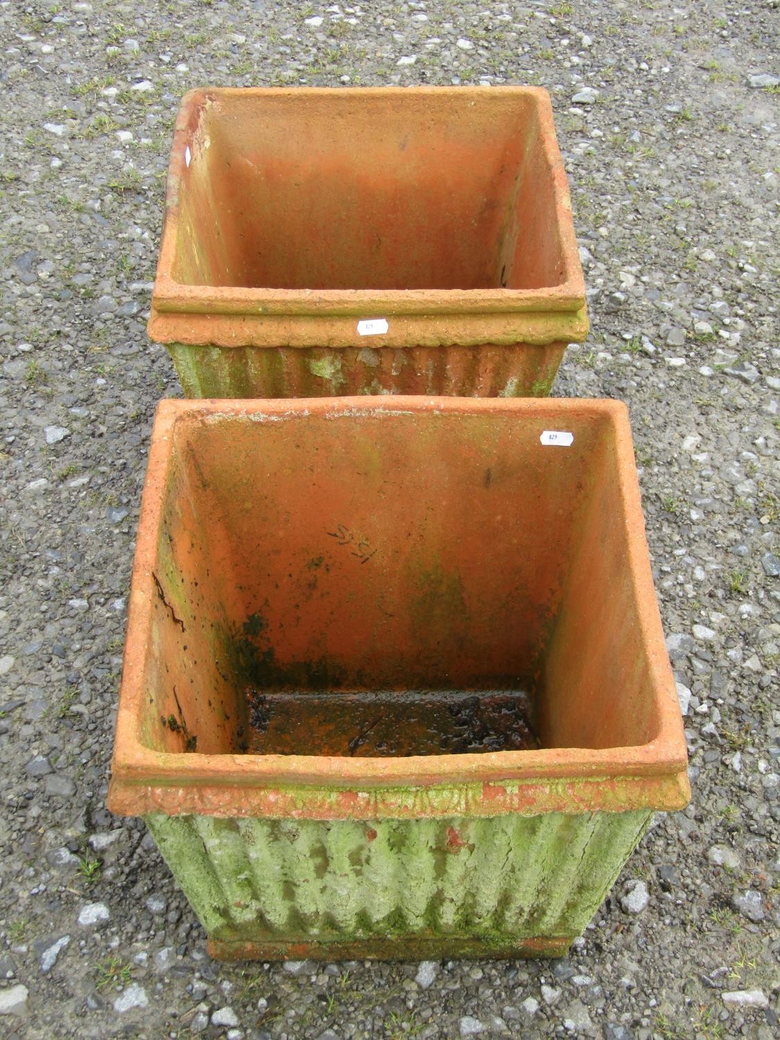 A pair of weathered terracotta square tapered and reeded planters, 30 cm high x 38 cm square - Image 5 of 6