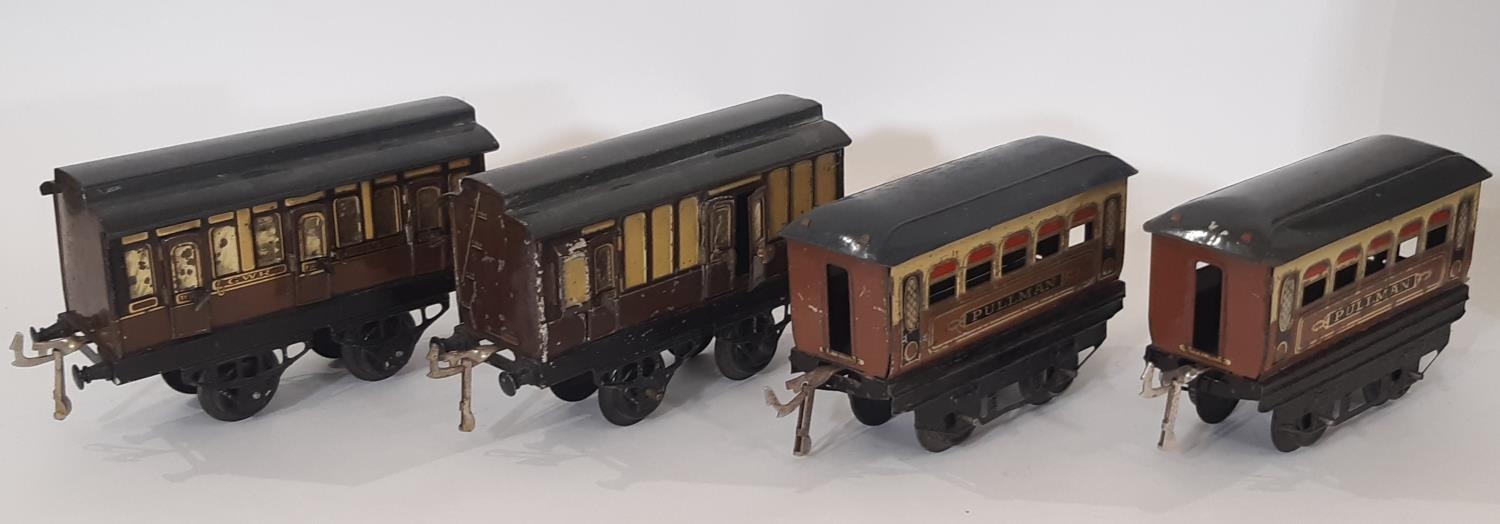 A collection of pre war Hornby 0 gauge railway models including the following: clockwork - Image 4 of 7
