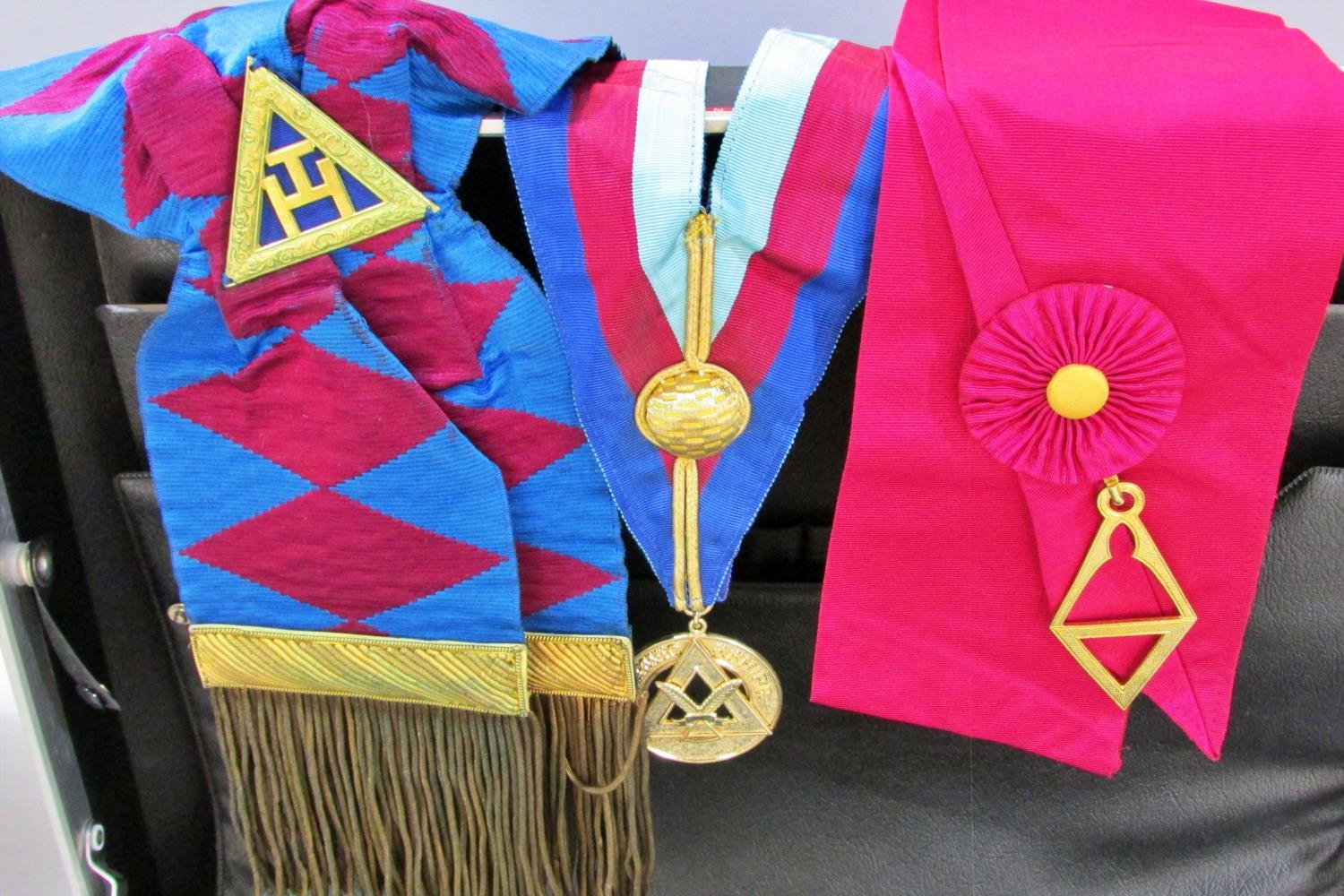 Masonic Regalia of several sashes or varying patterns, some decorated with medallions and gold braid - Bild 2 aus 4