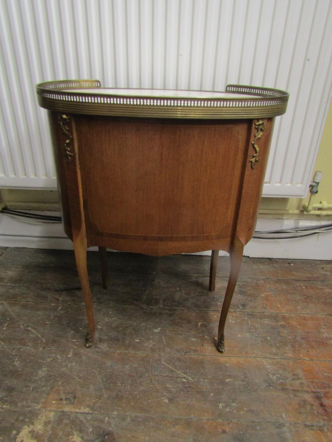 A French 18th century style oval top bedside table with open centre over a single drawer beneath a - Image 3 of 3