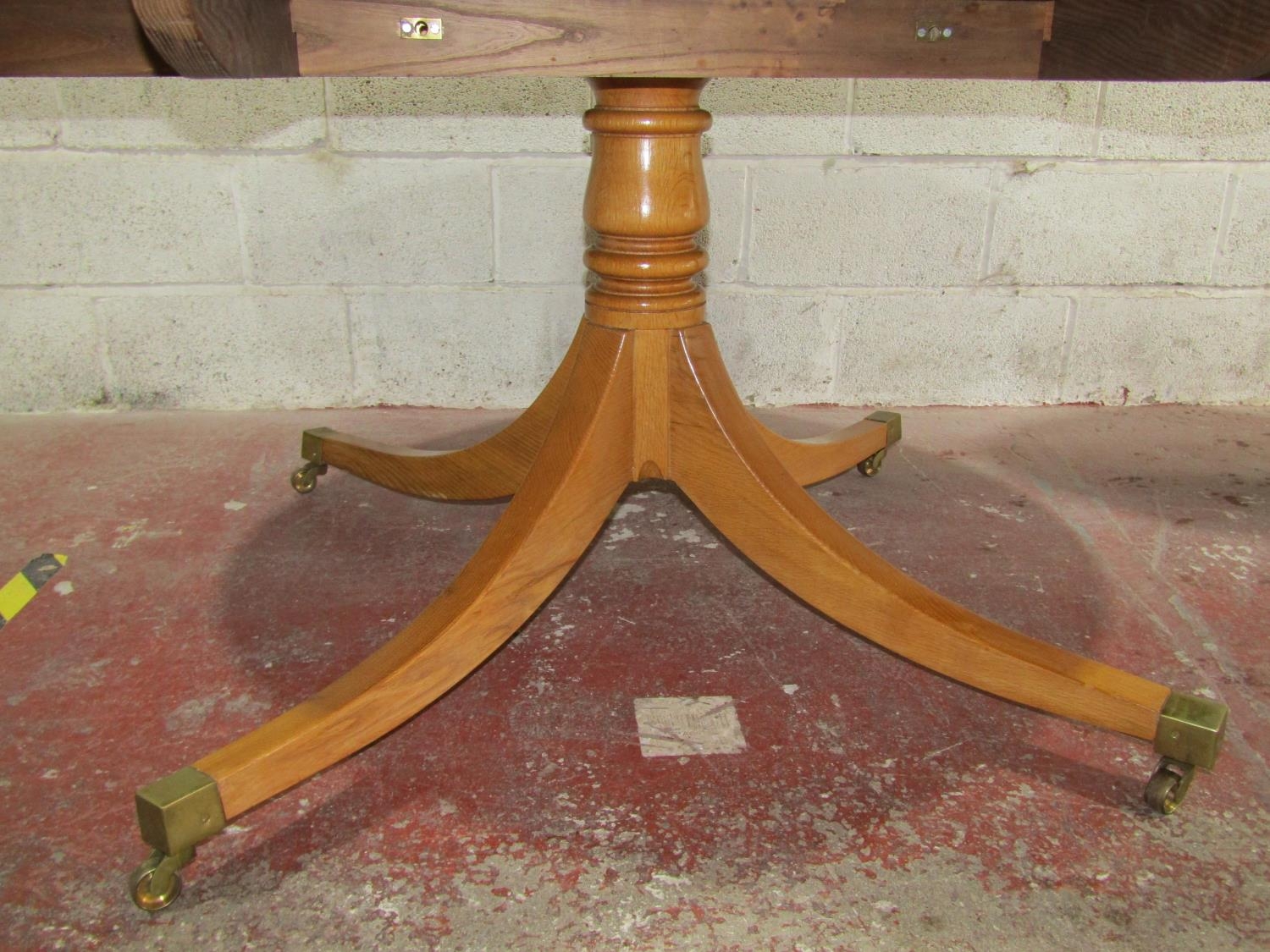 A good quality contemporary but Regency style chestnut and oak breakfast table of oval form by - Bild 3 aus 6