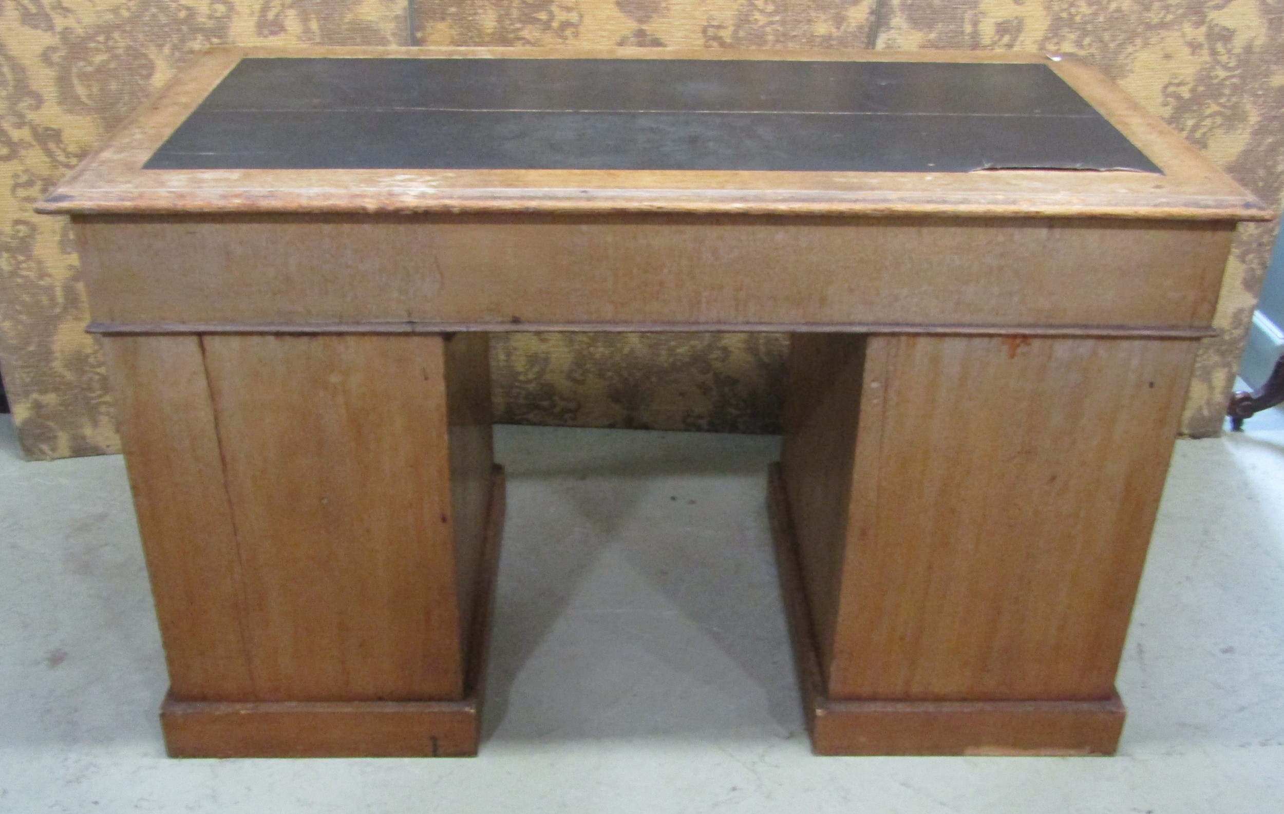 A Victorian oak pedestal desk of eight drawers with inset leather top, 122cm wide - Bild 4 aus 6