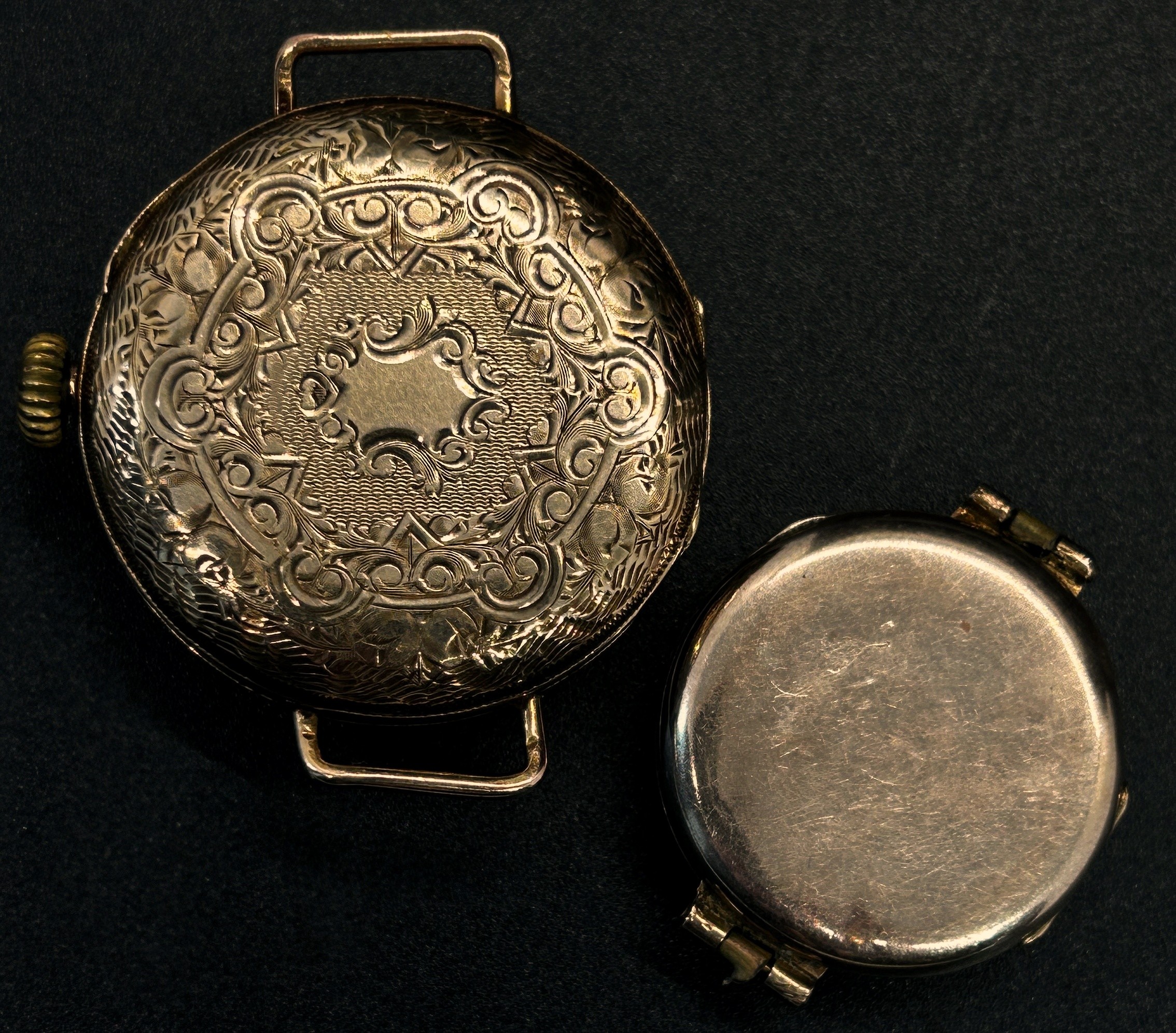 A 9ct yellow gold cased fob watch, with engraved dial populated with black Roman numerals, - Bild 3 aus 3