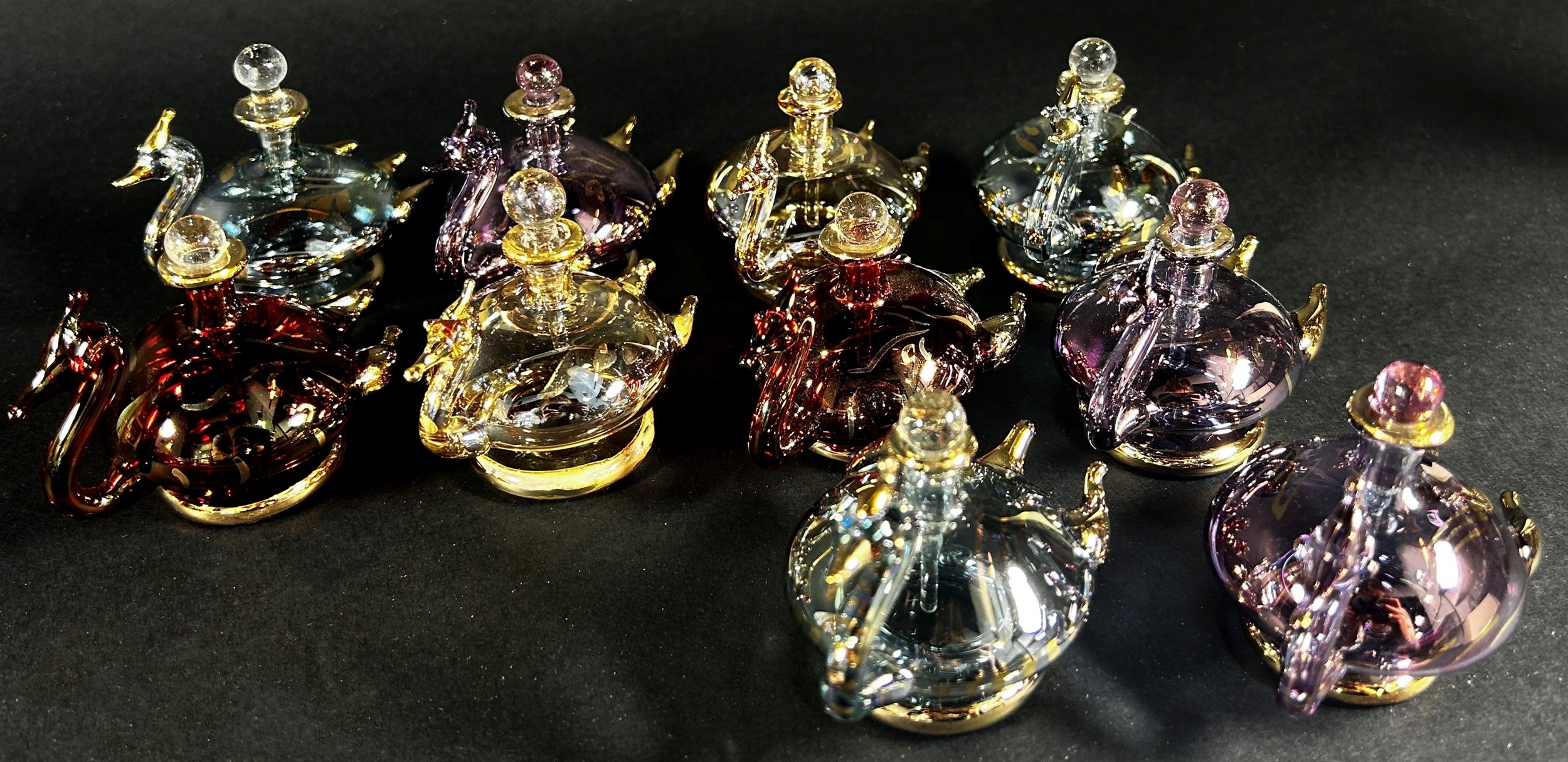 Ten iridescent gilded blown glass swan perfume bottles, together with a pink flamingo perfume - Bild 2 aus 4