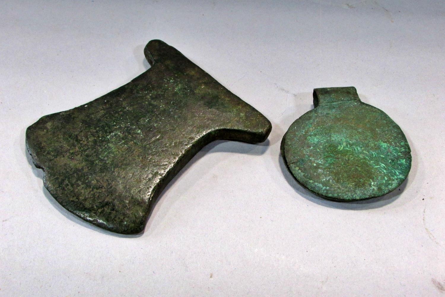 Archaeological interest of an old bronze axe head, a circular clasp and seven further pieces - Image 2 of 3
