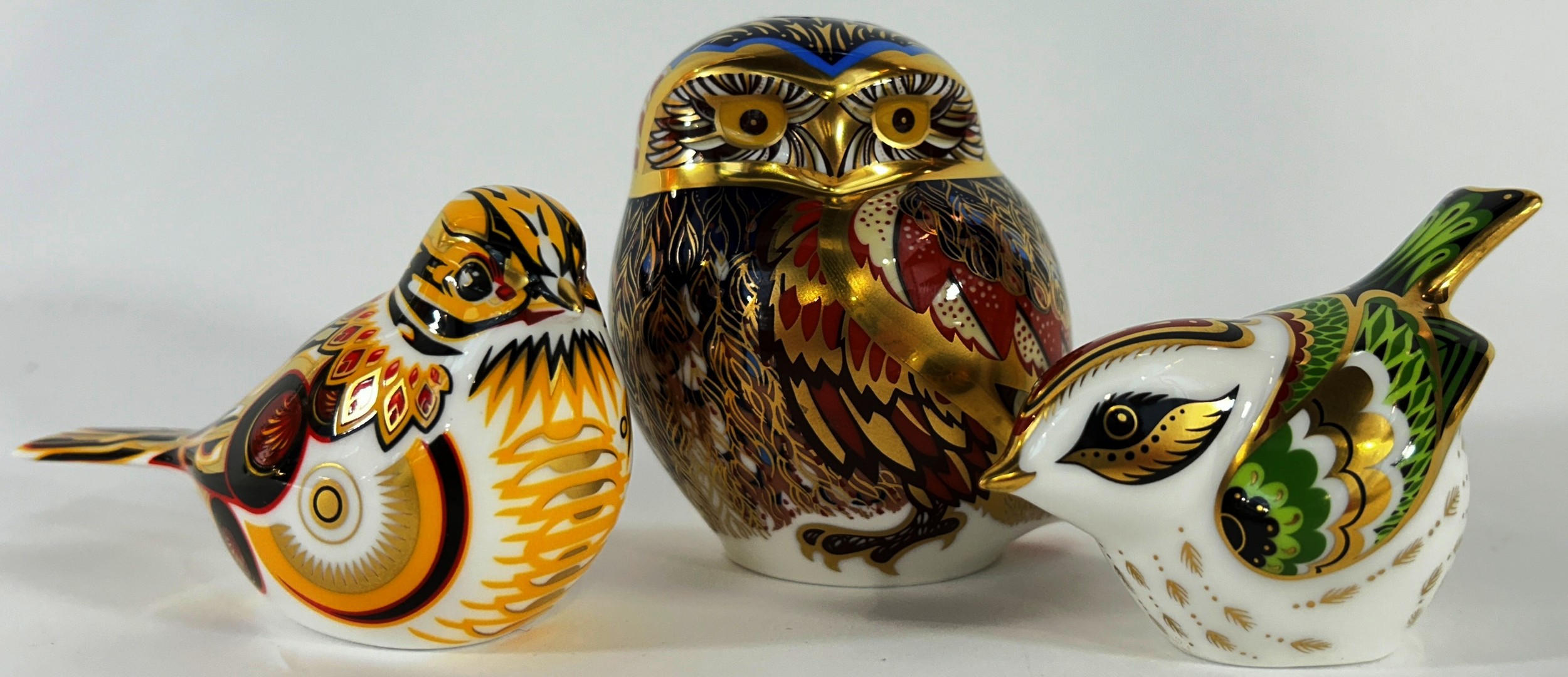 Five Crown Derby paperweights in the form of birds, owl, robin, fire crest, yellowhammer etc - Image 3 of 3