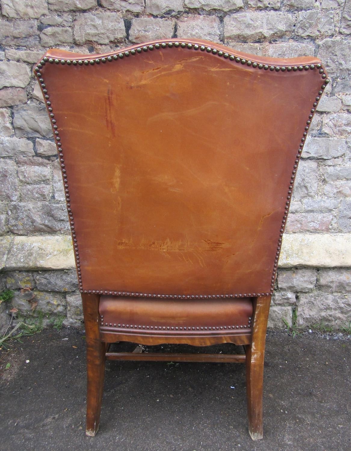 An open armchair in the Georgian style with tan coloured hide upholstered seat and back - Bild 3 aus 3