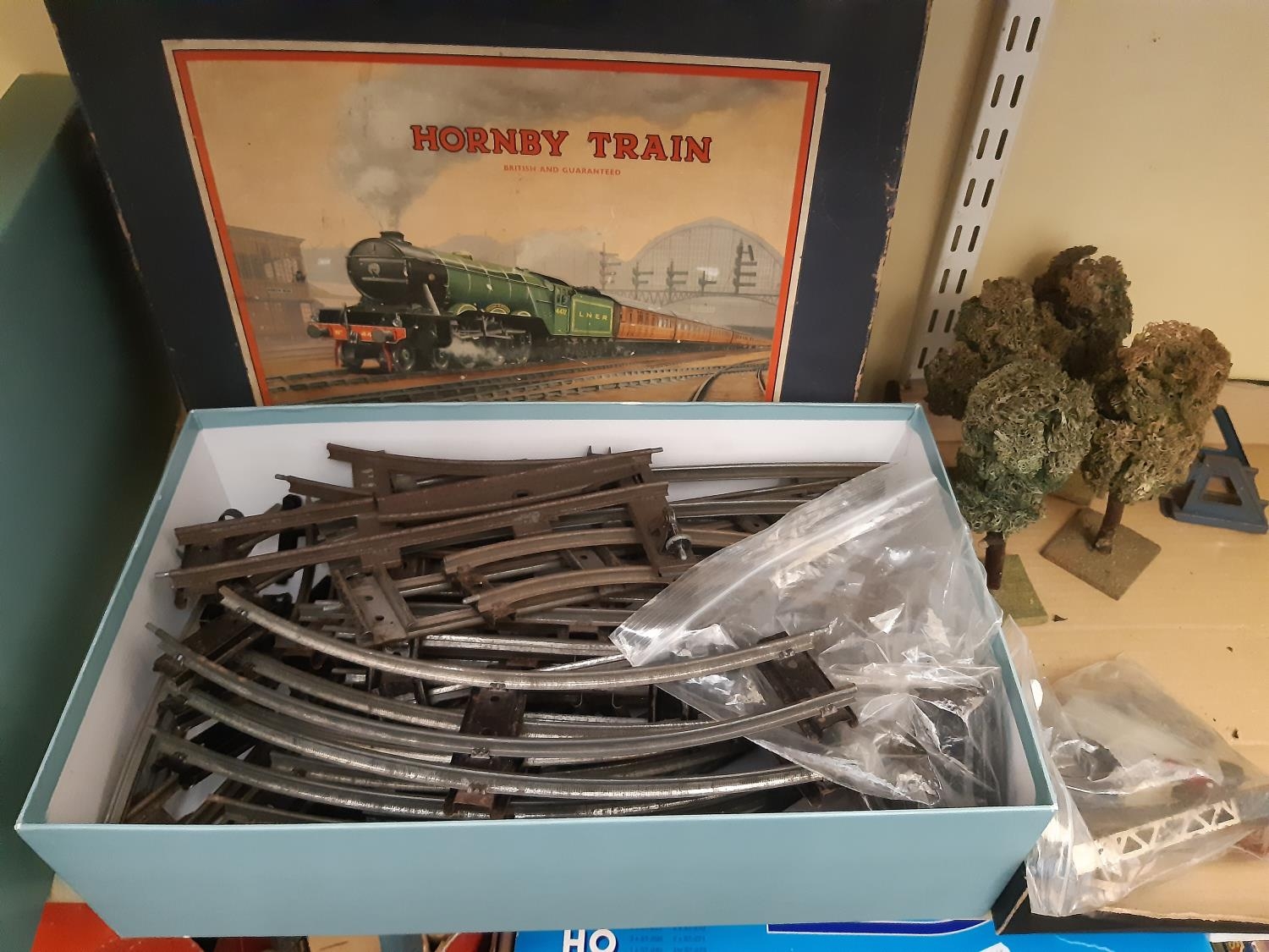 A collection of pre war Hornby 0 gauge railway models including the following: clockwork - Image 5 of 7