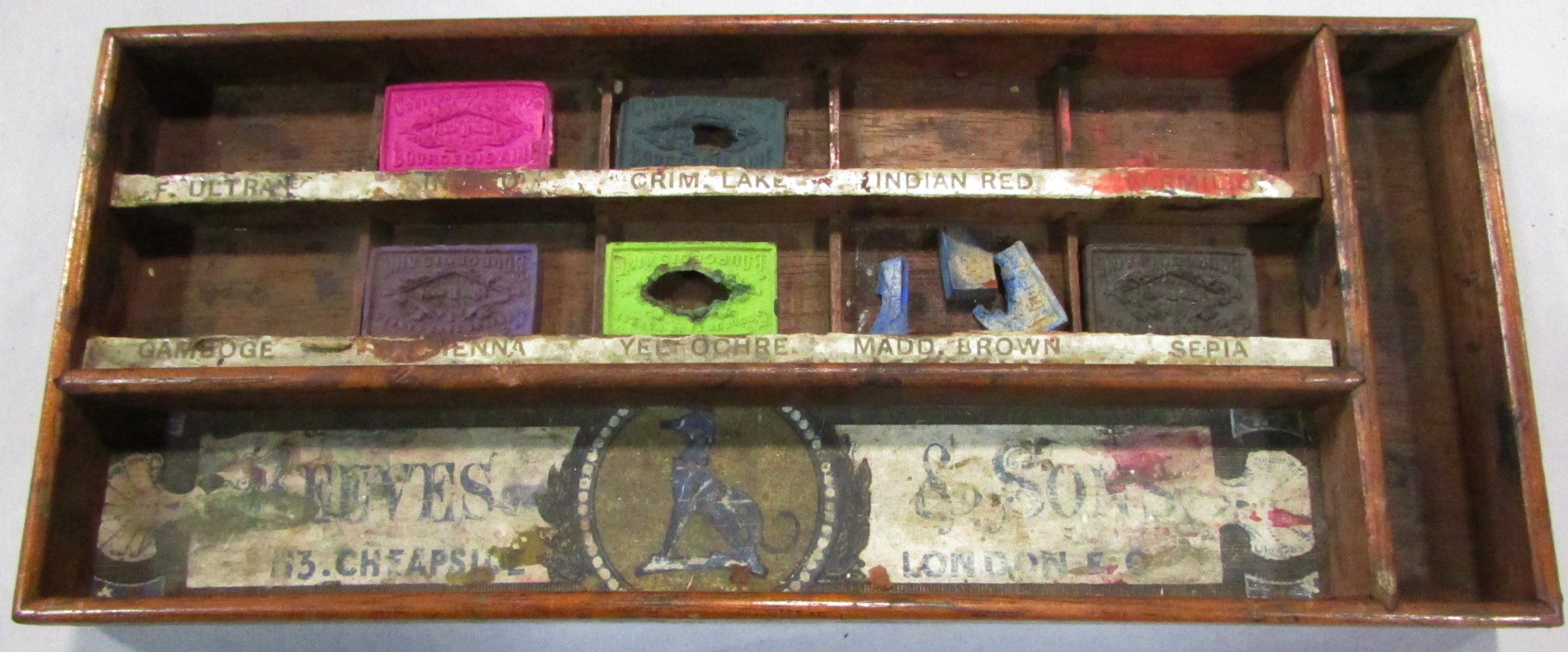 A Victorian Reeves & Sons mahogany Colour Box with some original water colour tablets and ceramic - Image 3 of 4