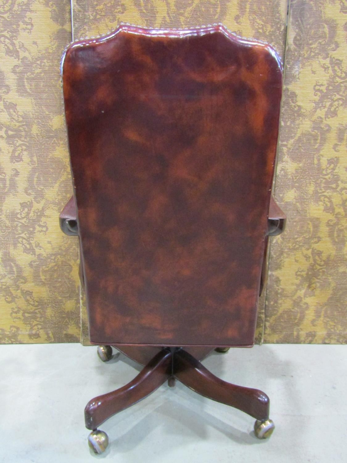 A library chair in the Georgian style with chestnut coloured leather upholstery within a mahogany - Image 3 of 3