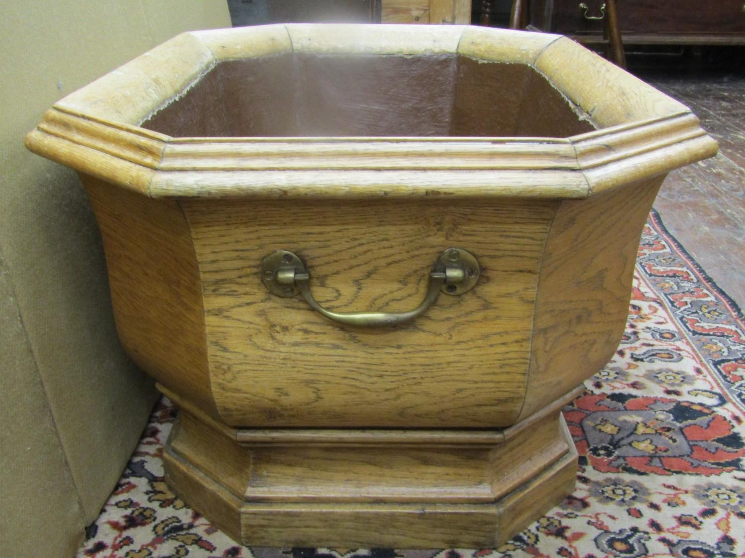 A large 19th oak century pale oak planter to an 18th century design of elongated octagonal form - Image 4 of 4