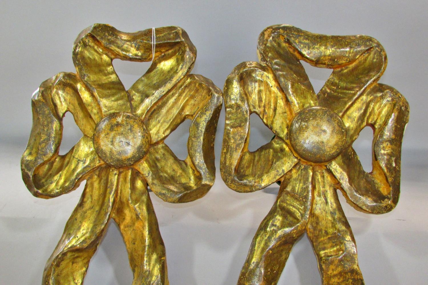 A pair of 19th century carved gilt wood wall mounted curtain tie back mounts, in the form of - Image 2 of 4
