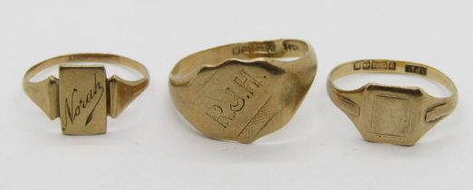 Three 9ct signet rings with engraved detail, 6.4g total