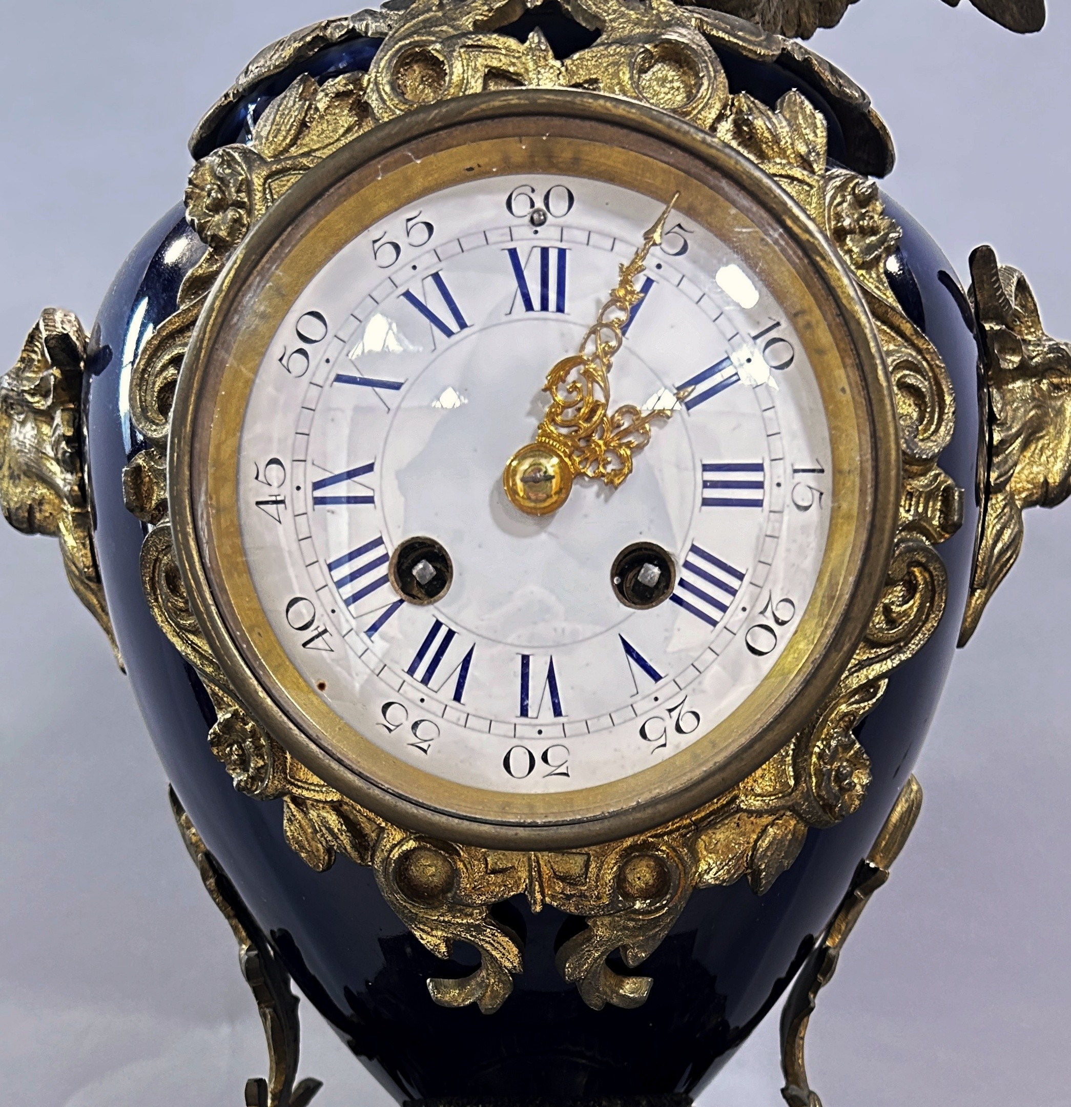 A 19th century gilt metal and porcelain mantle clock, the white enamelled dial with blue Roman and - Image 4 of 5