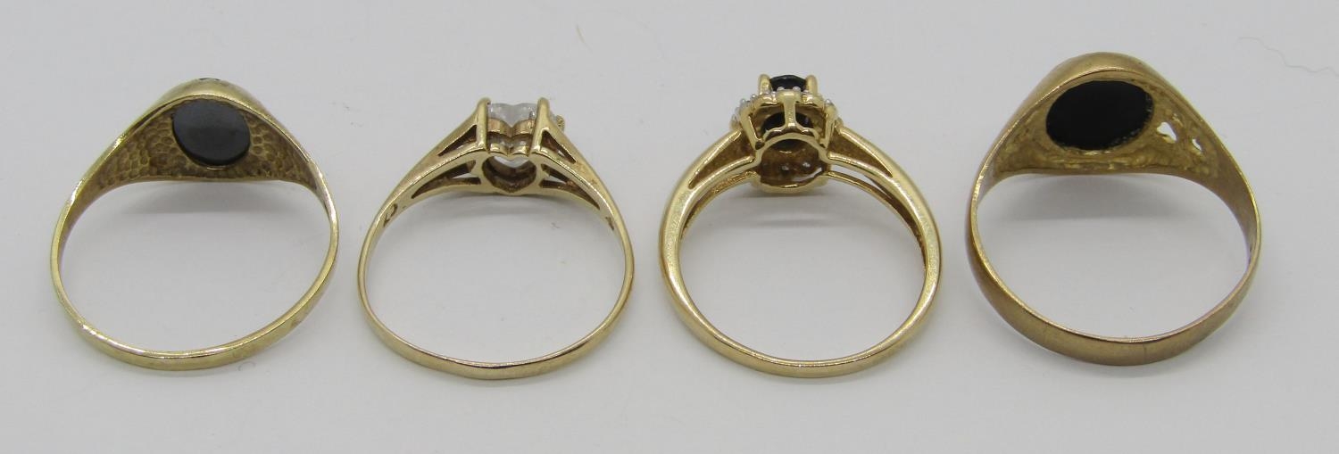 Four 9ct rings comprising a sapphire and diamond cluster example, an onyx signet, a further - Image 3 of 4